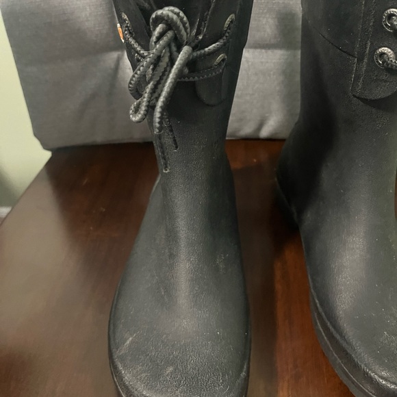 Size 7 BOGS rain boots - Picture 4 of 9